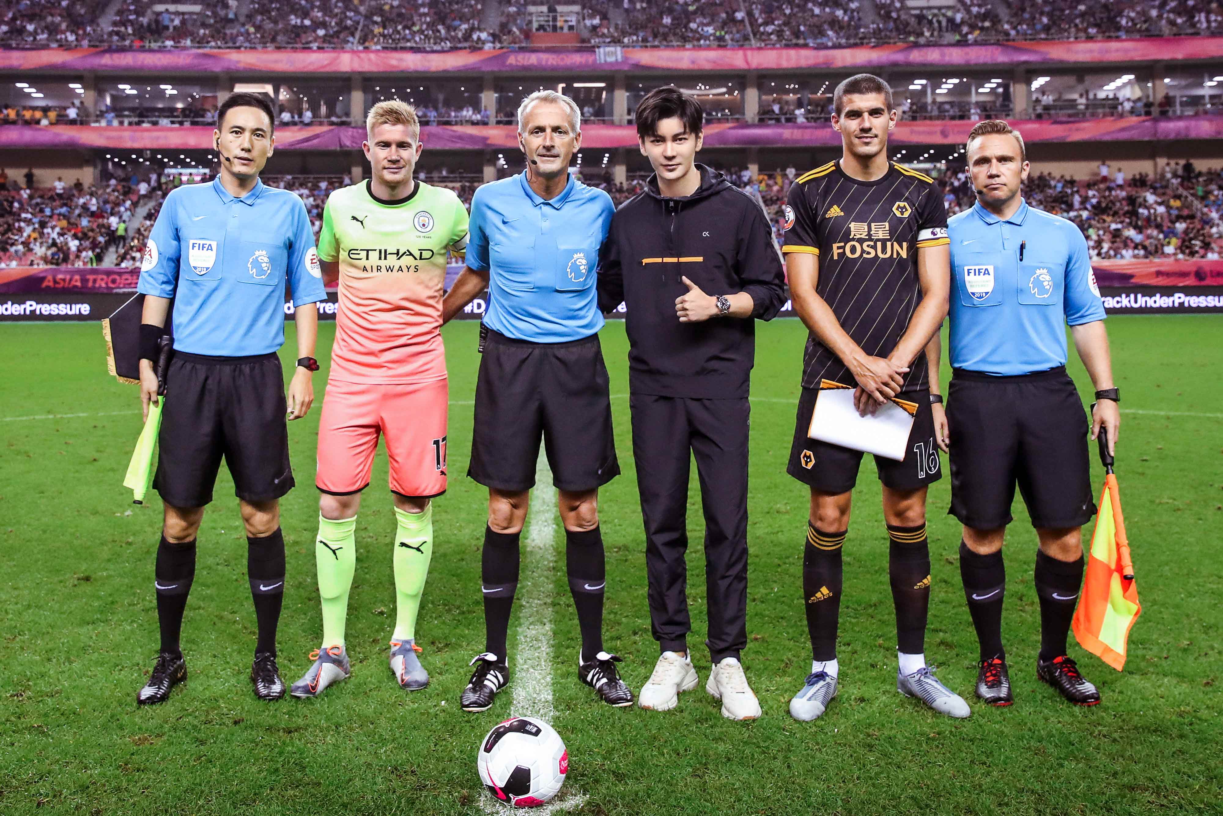 强调防守与 强调防守与